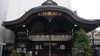 貴族の邸宅の優美さが目を引く建物