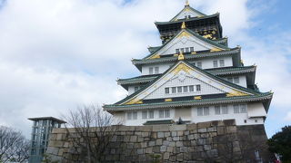 すばらしいお濠と石垣が周囲を囲んでいます