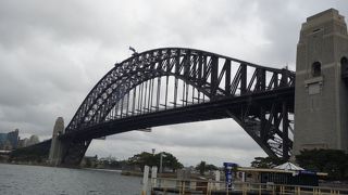 堂々と掛かってる橋は圧巻