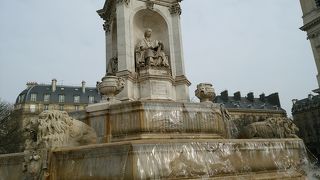 三月に訪問。広場前の巨大な石像は噴水になっていました！