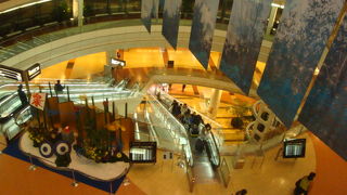 中央部のふき抜け部のエスカレーターを上がるのが好きです。