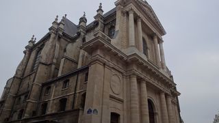 サン・トノレ通りに入口があります。