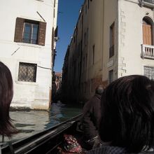 狭い運河を進みます