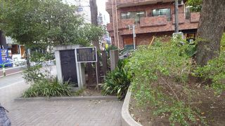 公園は学校と幼稚園と共存。