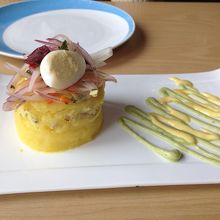 前菜　マッシュポテトの中に鶏肉が入ってます