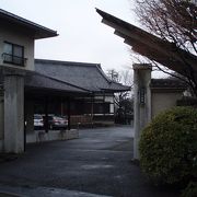 徳川家康重臣服部半蔵が創建した歴史ある寺です。
