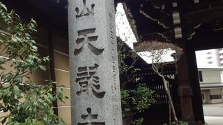立派な山門が目を引きます。