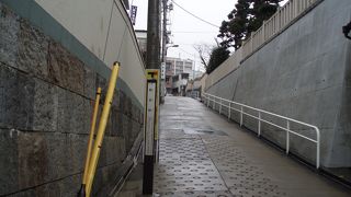 長さは短いですが高低差が１２メートルぐらいあり上りはきつい坂です。