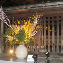 色鮮やかな生け花も素敵ですね〜