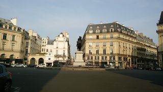 フランス銀行の北東にある広場です。