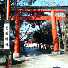 平日の昼間でも結構参拝客がいました。