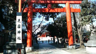 芸能浅間神社などの末社が多数並びます