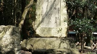 井伊大老の歌碑、ひっそり佇んでいます