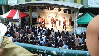 お洒落な店が集まって活気ある若者向けの場所です