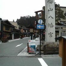 長い参道の先にあります。