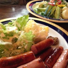 バンガー＆マッシュとシャーロックホームズサラダ各８５０円