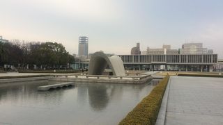 静かに佇む慰霊碑