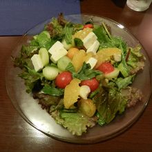 前菜（フェタチーズとオレンジ＆オリーブのギリシャ風サラダ）