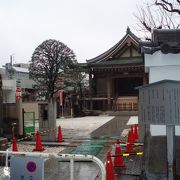 塩地蔵や梵鐘がある徳川家康縁のお寺です。