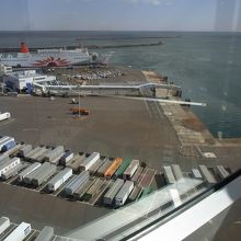 展望室からの景色　フェリーの桟橋や地平線が見えます