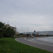 左角がサンタルチア港と卵城
