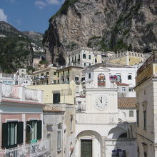 道路側から村を見たところ