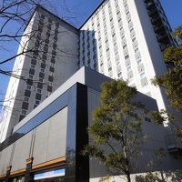 駅から近く、空港までのシャトルバスもあります