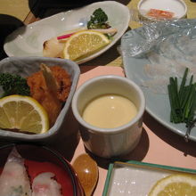 ふぐの唐揚げ、ふぐのお寿司、ふぐのお刺身等です♪＾＾