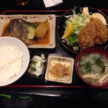 カキフライ＋煮魚 1020円