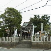 静かな住宅地の中の神社