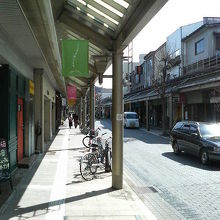 川の向こう側とは対照的な町並みです。