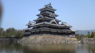 築城約300年の風雪に耐えて、雄姿で魅了する国宝、松本城