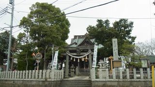 静かな住宅地の中の神社