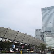 東京駅八重洲口の北側に建っています