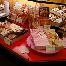 えびのおせんべいも盛りだくさん。