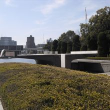 真ん中の台のようなところに灯がついています