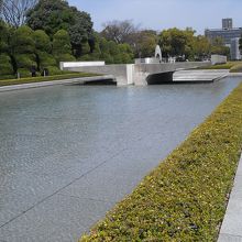 奥に平和の灯が見えます