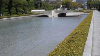 原爆死没者慰霊碑の後ろにある池です