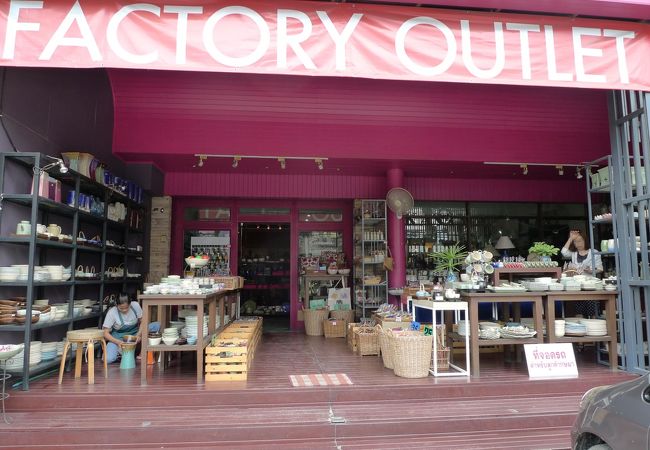 店内は奥行きがあって店は広いて品数も多い。セラドン好きにはたまらないだろう。