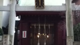 周りは中低層ビルが並んでいる