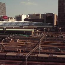 グランルーフの手前に「はやぶさ」が停車しています