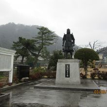 吉川　経家公像　後ろは鳥取城のあった久松山