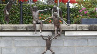 リアルな少年たちの像