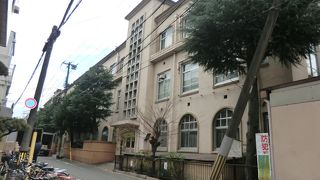 アールデコ調の美術工芸高校になっています