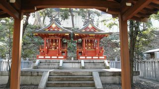 小さな神社ですがきれいな二つの小さな朱色の社殿が印象的