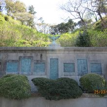 開国記念碑にはペリーとハリスのレリーフ像と言葉が刻まれていた