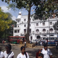 外観は真っ白、立派です