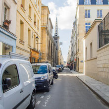 ギャラリーが並ぶボナパルト通り