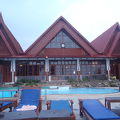 ビーチに面したバンガロータイプのリゾートホテル