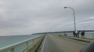 釣りをする少年